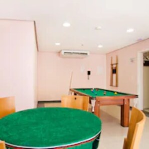 A room with a pool table, green felt table, and a pool cue. - Travel Inn Flats Santo Andre (Santo André)