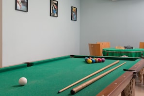 A pool table with balls and cues, a green felt surface, and a wooden side rail. - Travel Inn Flats Santo Andre (Santo André)