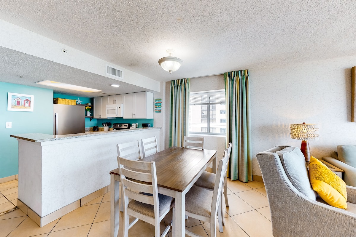 Appartamento, 3 camere da letto (Oceanfront) | Area soggiorno | TV 25 pollici con canali via cavo