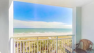 Room (Studio, 1 King Bed, Oceanfront) | Balcony