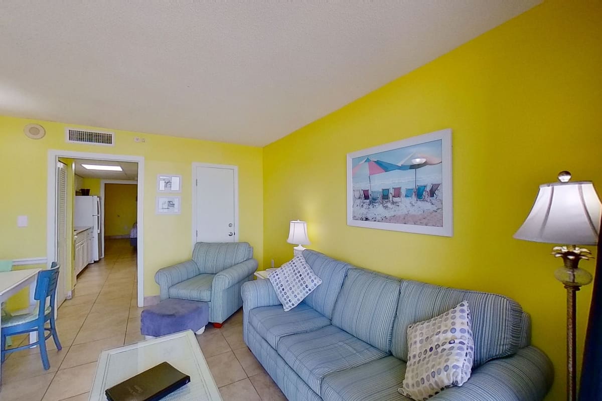 Appartamento, 1 camera da letto (Oceanfront) | Area soggiorno | TV 25 pollici con canali via cavo