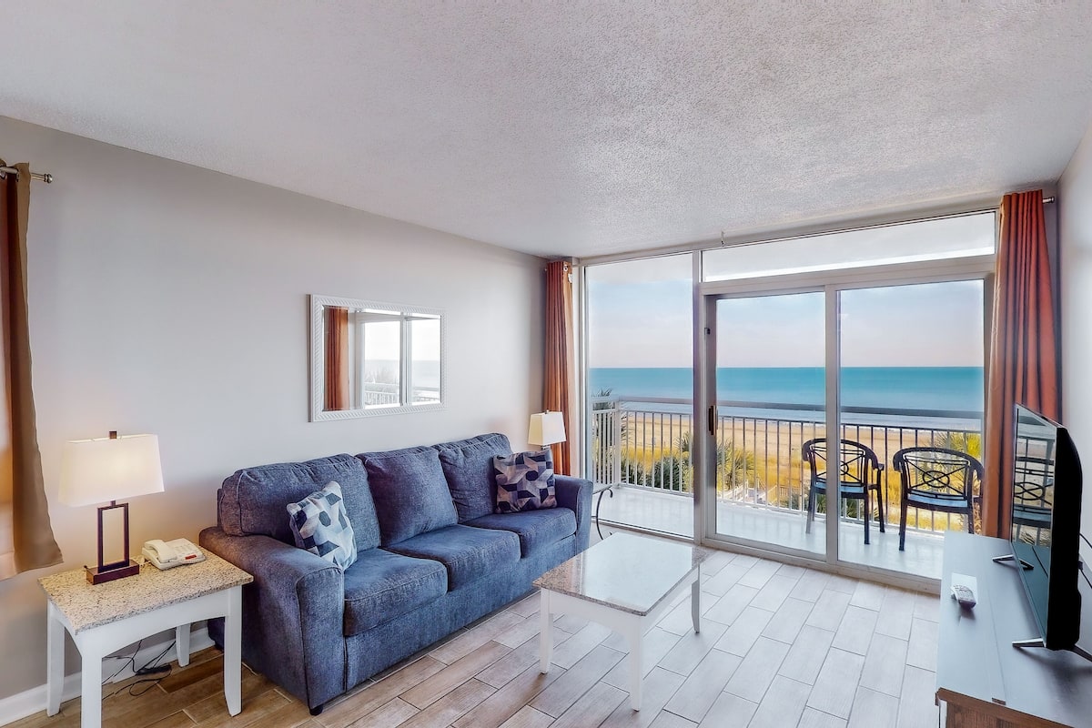 Appartamento, 3 camere da letto (Oceanfront) | Area soggiorno | TV 25 pollici con canali via cavo