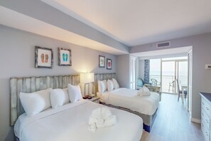 Habitación (Studio,Multiple Beds) | Caja de seguridad en la habitación y decoración personalizada 