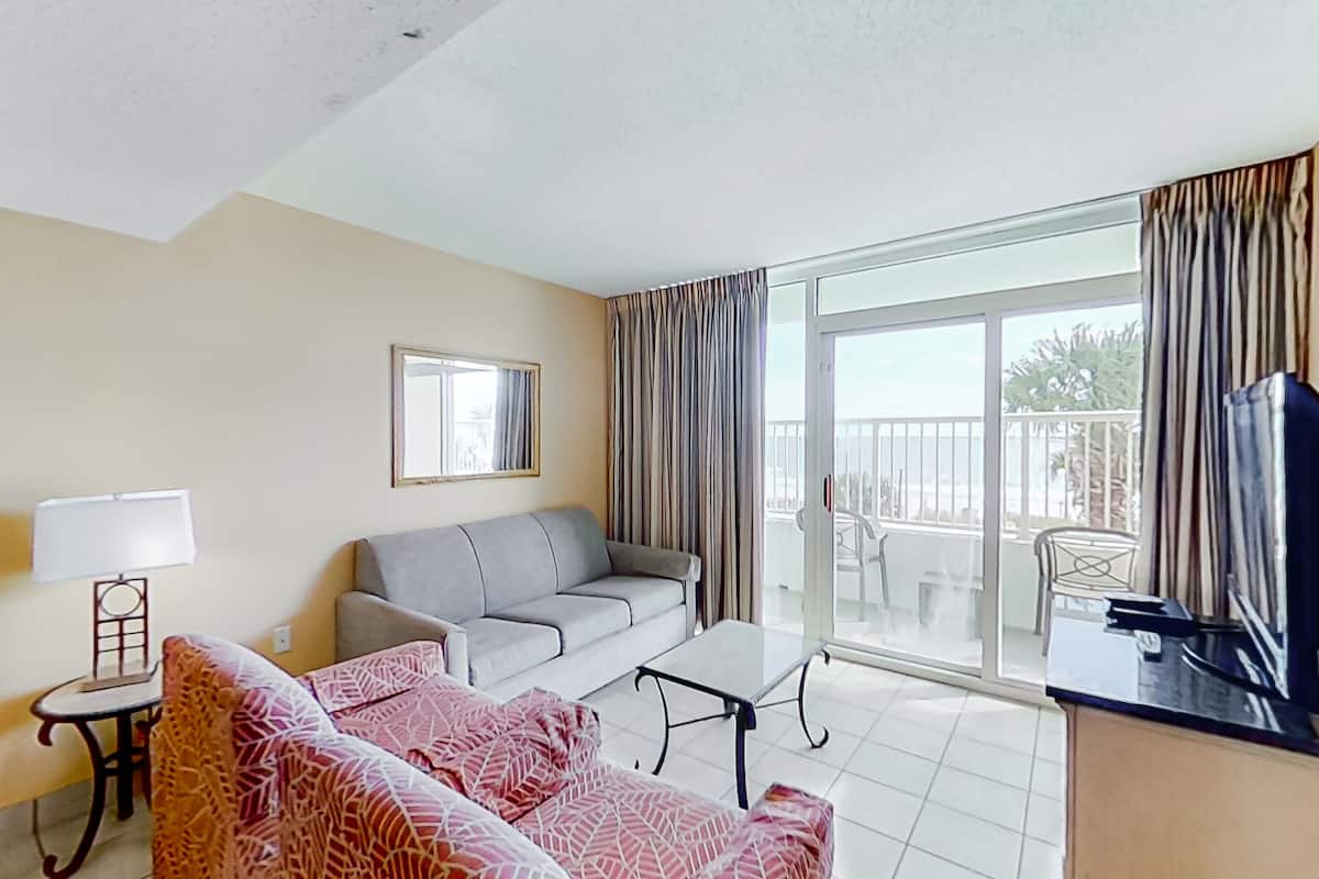 Appartamento, 2 camere da letto (Oceanfront) | Area soggiorno | TV 25 pollici con canali via cavo