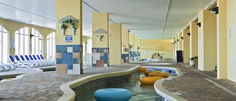 2 座室外游泳池,提供日光浴躺椅