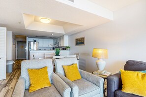 Apartamento, 2 habitaciones | Zona de estar | Televisión de 25 pulgadas con canales por cable