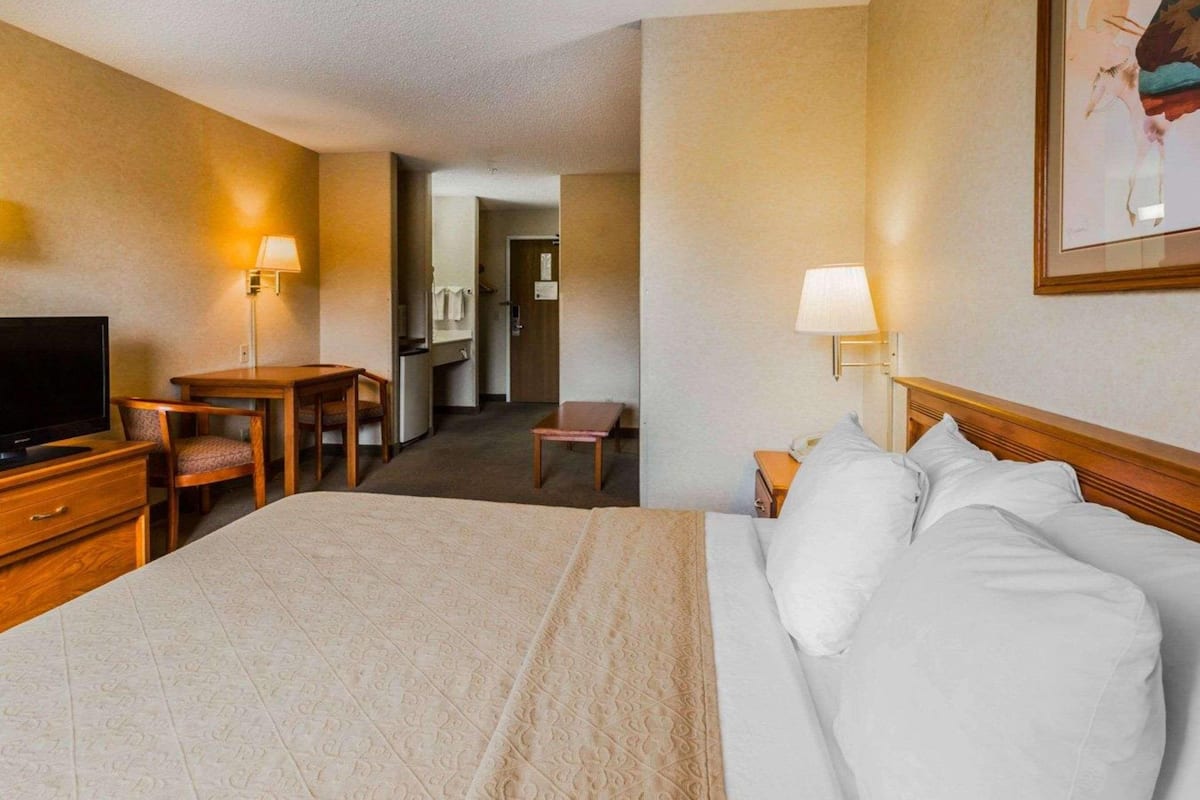 Desk, iron/ironing board, rollaway beds (surcharge), WiFi (free)