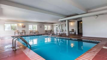 Een binnenzwembad en een buitenzwembad