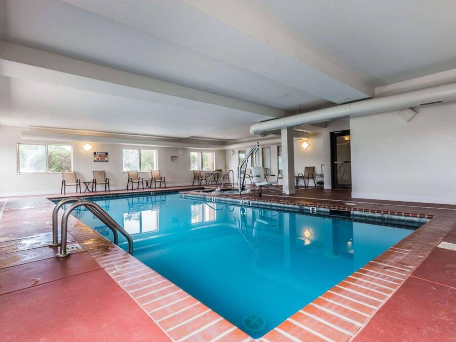 Una piscina cubierta, una piscina al aire libre