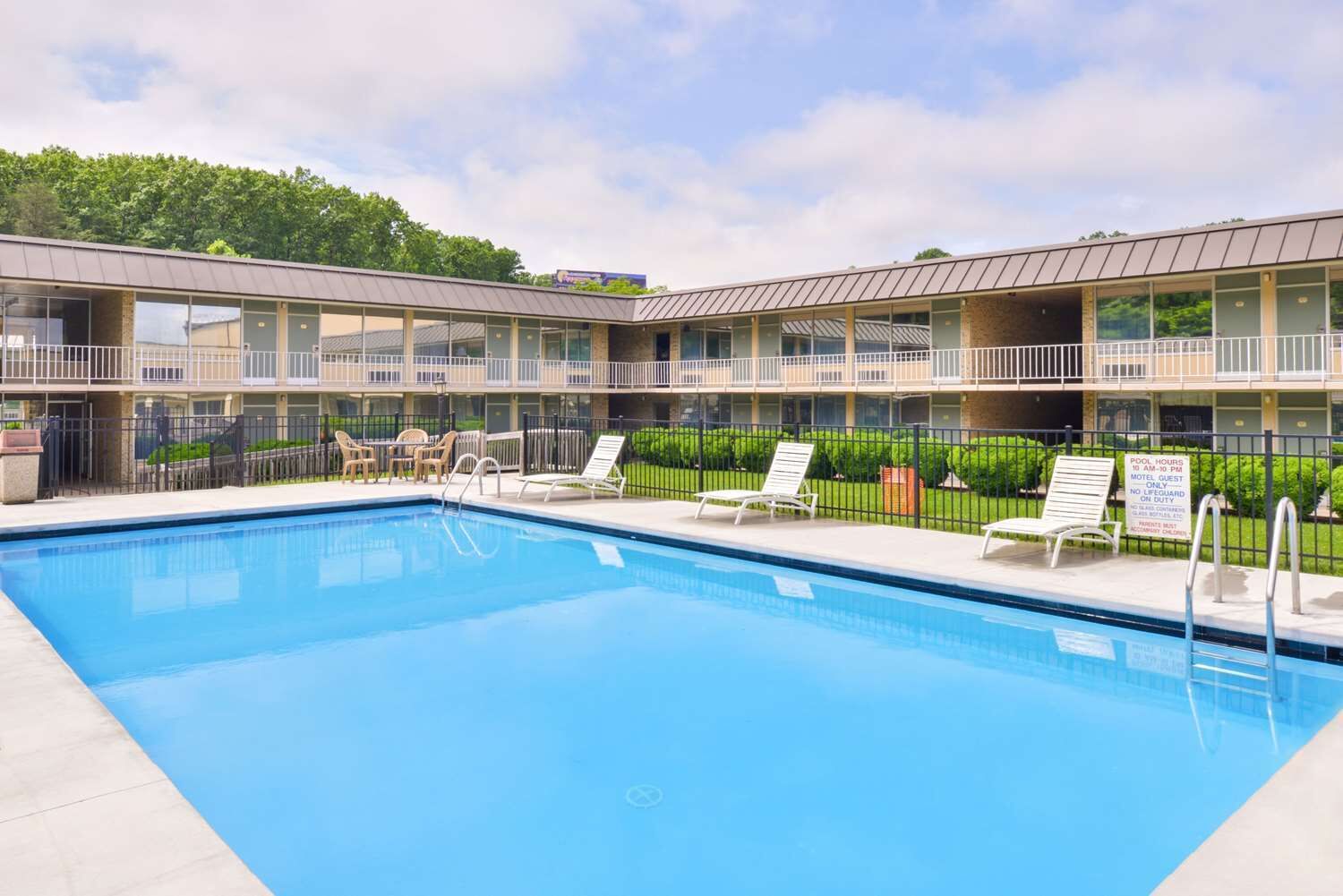 حمّام سباحة خارجي، مظلات على حمّام السباحة، مقاعد للتشمس