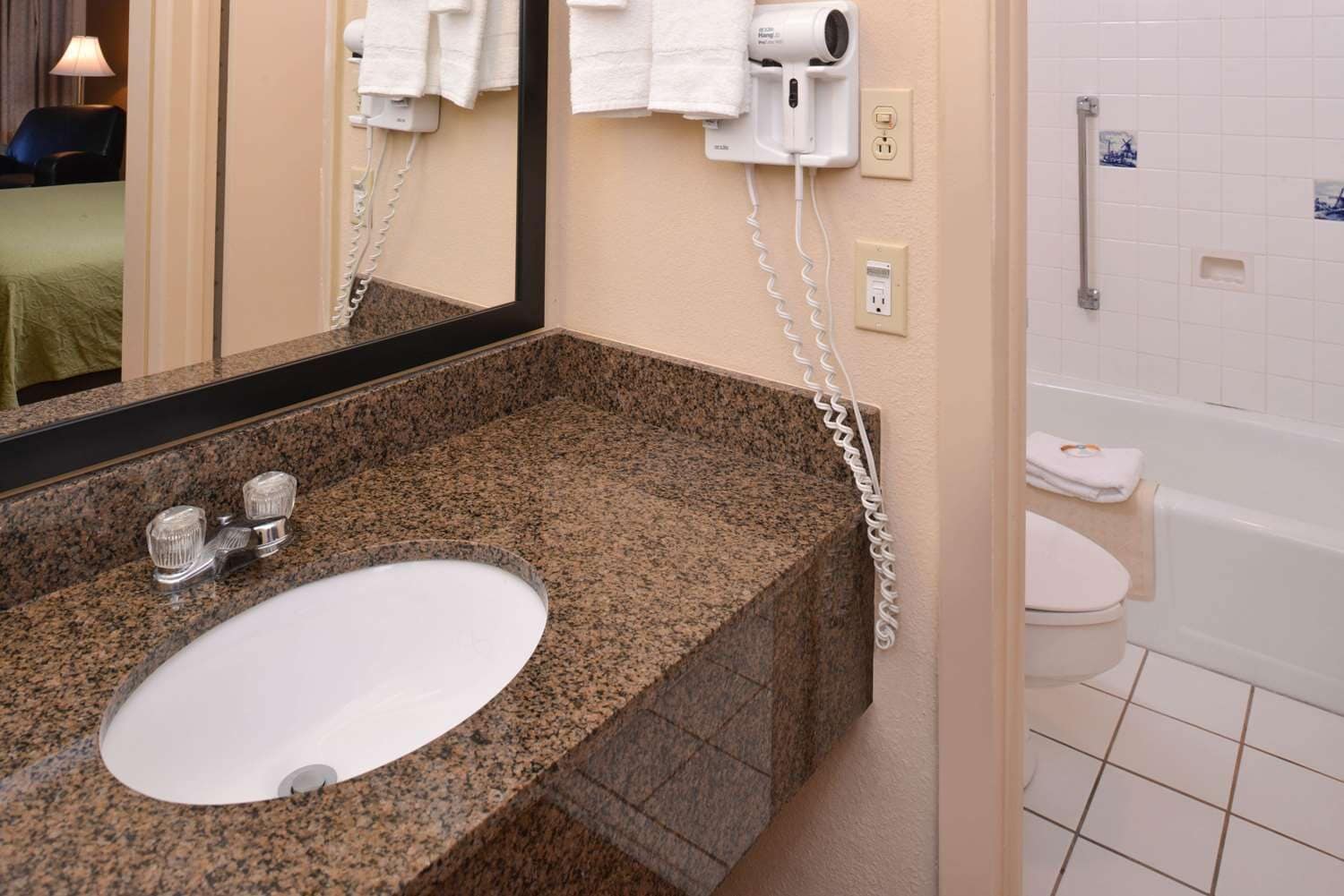 Combined shower/tub, free toiletries, hair dryer, towels