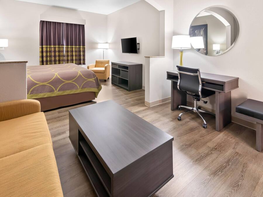 Suite, 1 kingsize-seng | Safe på rommet, skrivebord, strykejern/-brett og wi-fi (inkludert)