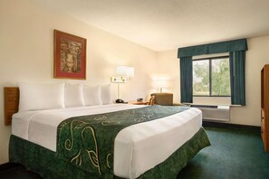 Een bureau, een strijkplank/strijkijzer, gratis wifi, beddengoed