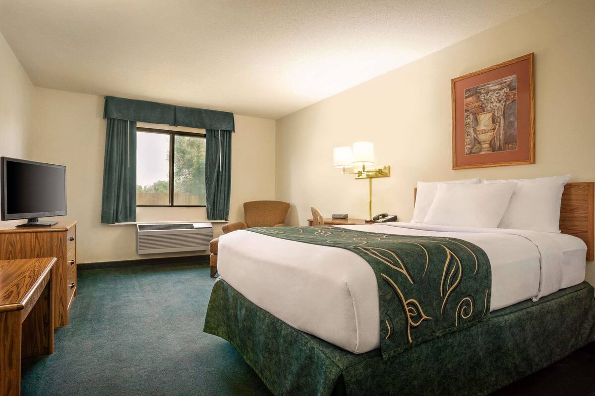 Desk, iron/ironing board, free WiFi, bed sheets