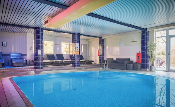 Indoor pool, pool loungers