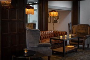 Al fresco dining, open daily