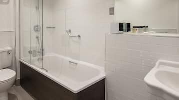 Ein modernes Badezimmer mit einer Duschkabine, einer weißen Badewanne und einem separaten Waschbeckenbereich.
