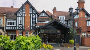 A traditional building with a sign reading "Chesford Grange Hotel". - Chesford Grange Hotel (Kenilworth)