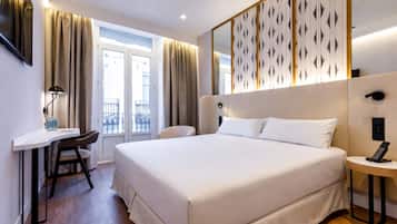 Habitación estándar doble | Minibar, caja fuerte, escritorio y cortinas opacas