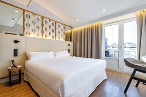 Minibar, caja de seguridad en la habitación y escritorio 