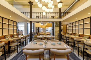Bữa sáng buffet hàng ngày với phụ phí nhỏ 
