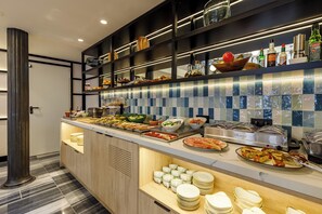 Petit déjeuner buffet servi tous les jours en supplément