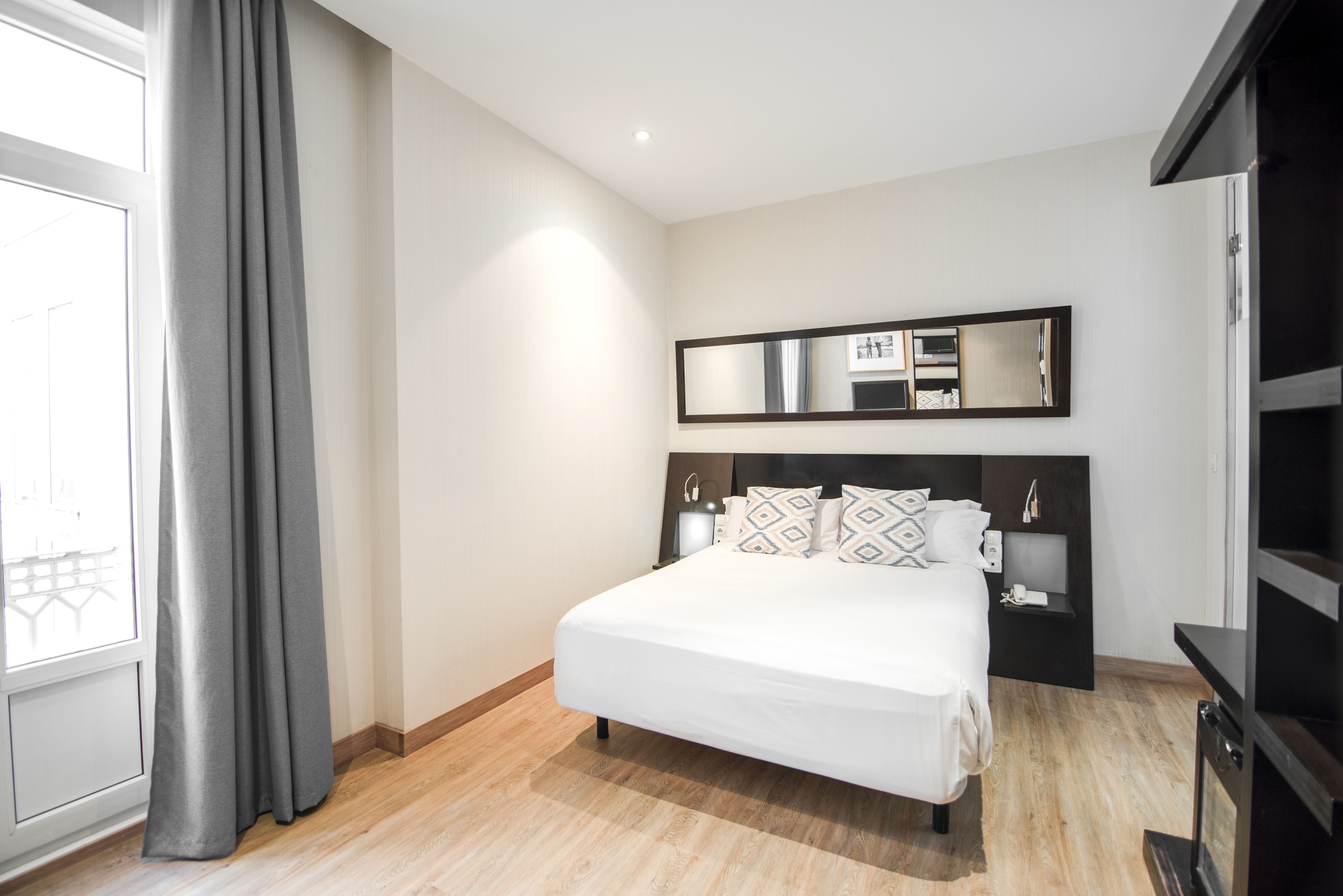 double room (romantic room) | minibar, in-room safe, desk, blackout curtains