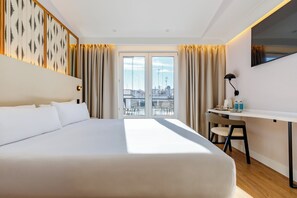 Minibar, in-room safe, desk, blackout curtains - Petit Palace Plaza de la Reina Hotel (Valencia)