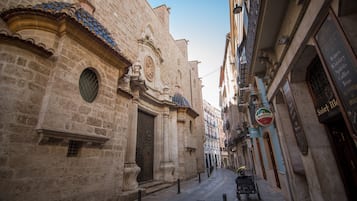 Una calle estrecha con edificios históricos de piedra, un camino adoquinado y un letrero que indica Murphy's.