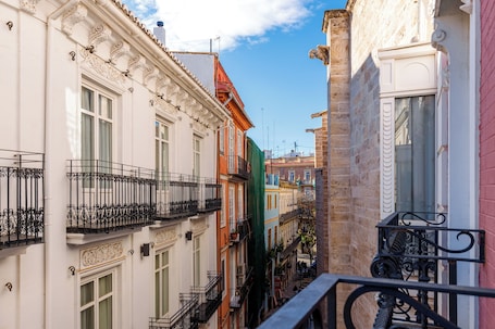 Exterior. Petit Palace Plaza de la Reina Hotel