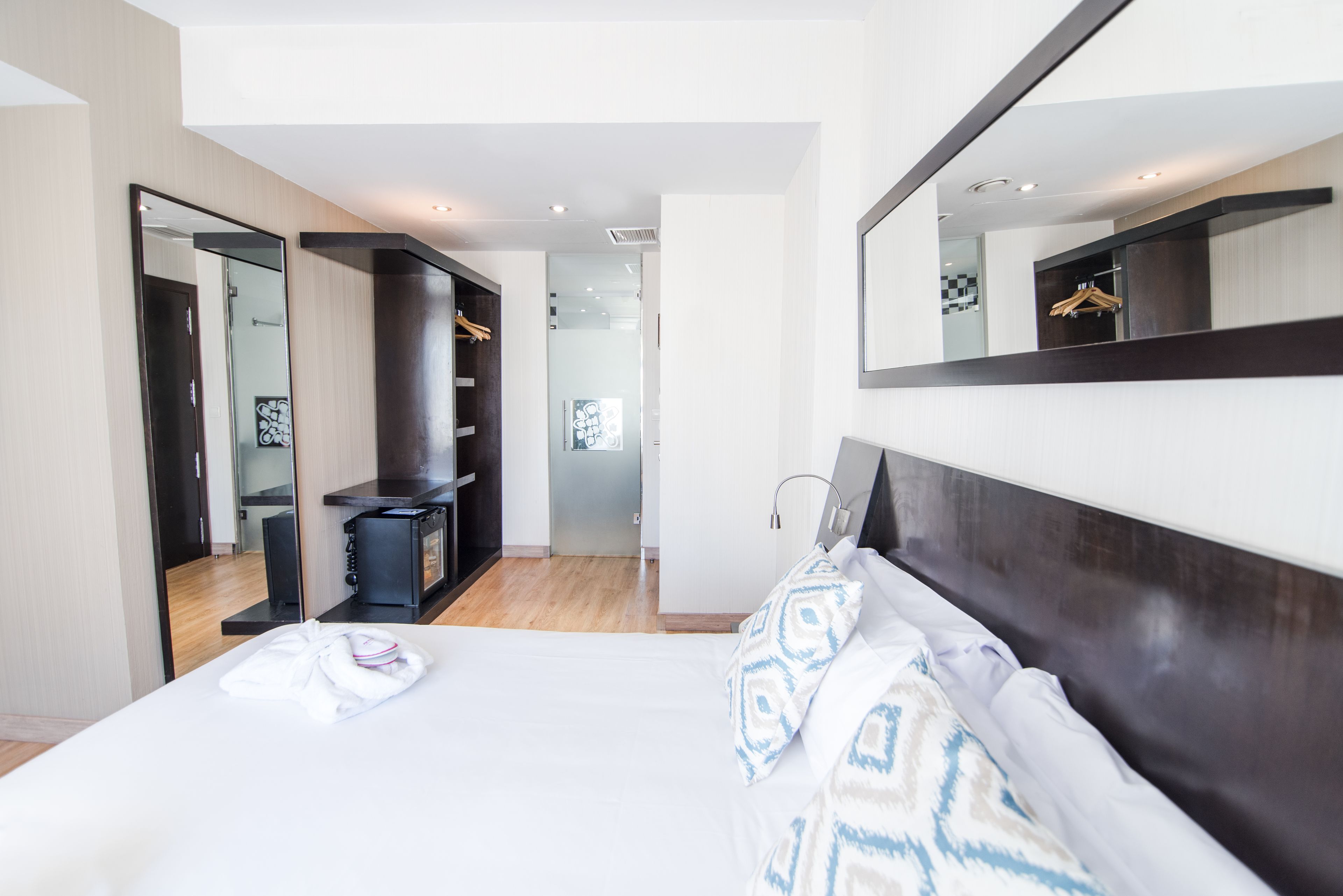 superior double room, terrace | minibar, in-room safe, desk, blackout curtains