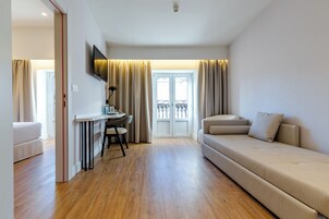 Habitación cuádruple | Minibar, caja fuerte, escritorio y cortinas opacas