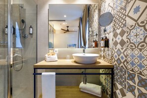 Einzelzimmer | Badezimmer | Kostenlose Toilettenartikel, Haartrockner, Handtücher