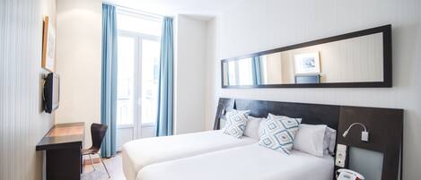 Chambre Double Standard | Minibar, coffres-forts dans les chambres, bureau, rideaux occultants