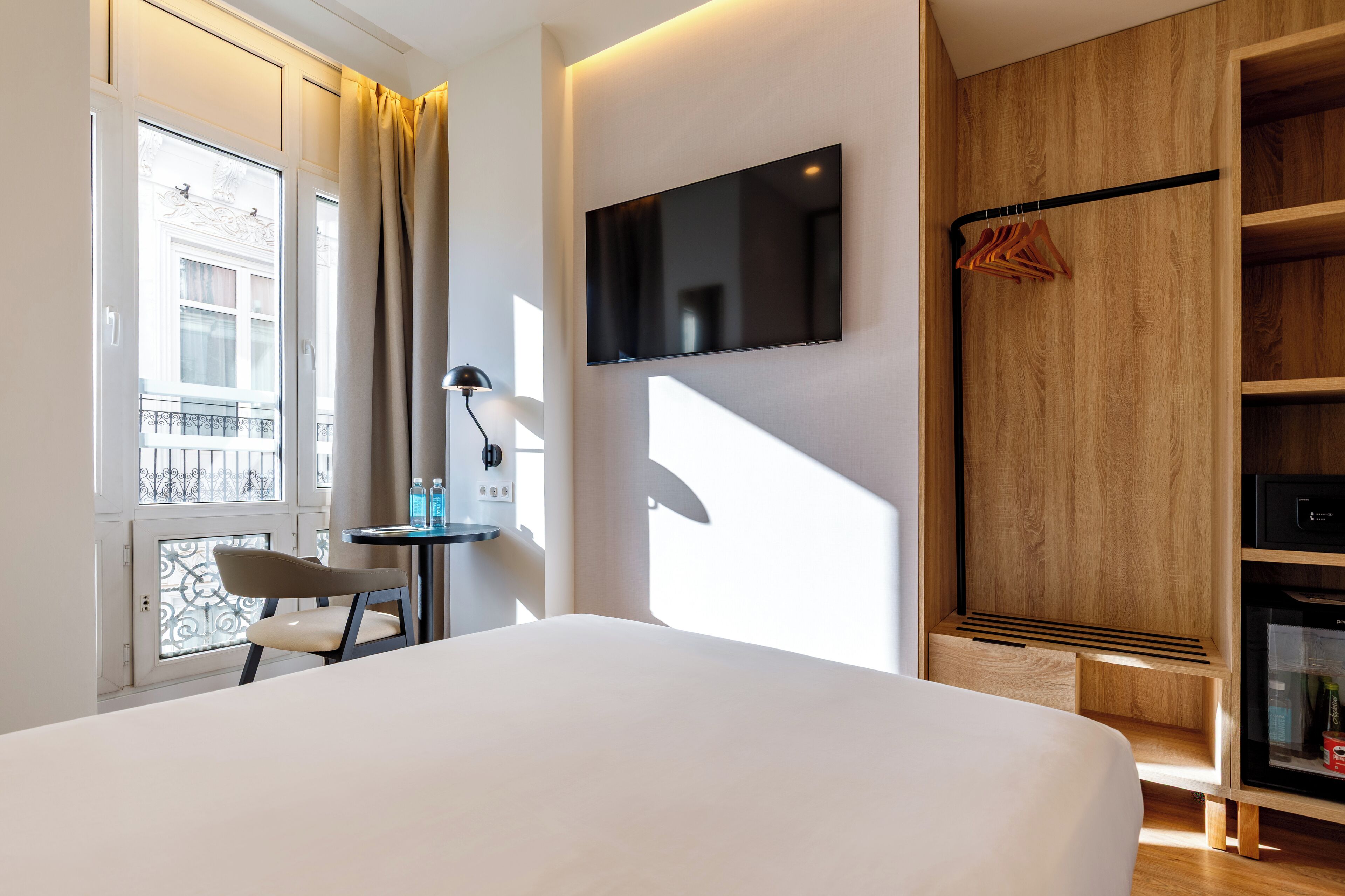 Eenpersoonskamer | Een minibar, een kluis op de kamer, een bureau, verduisterende gordijnen