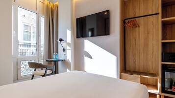 Eenpersoonskamer | Een minibar, een kluis op de kamer, een bureau, verduisterende gordijnen