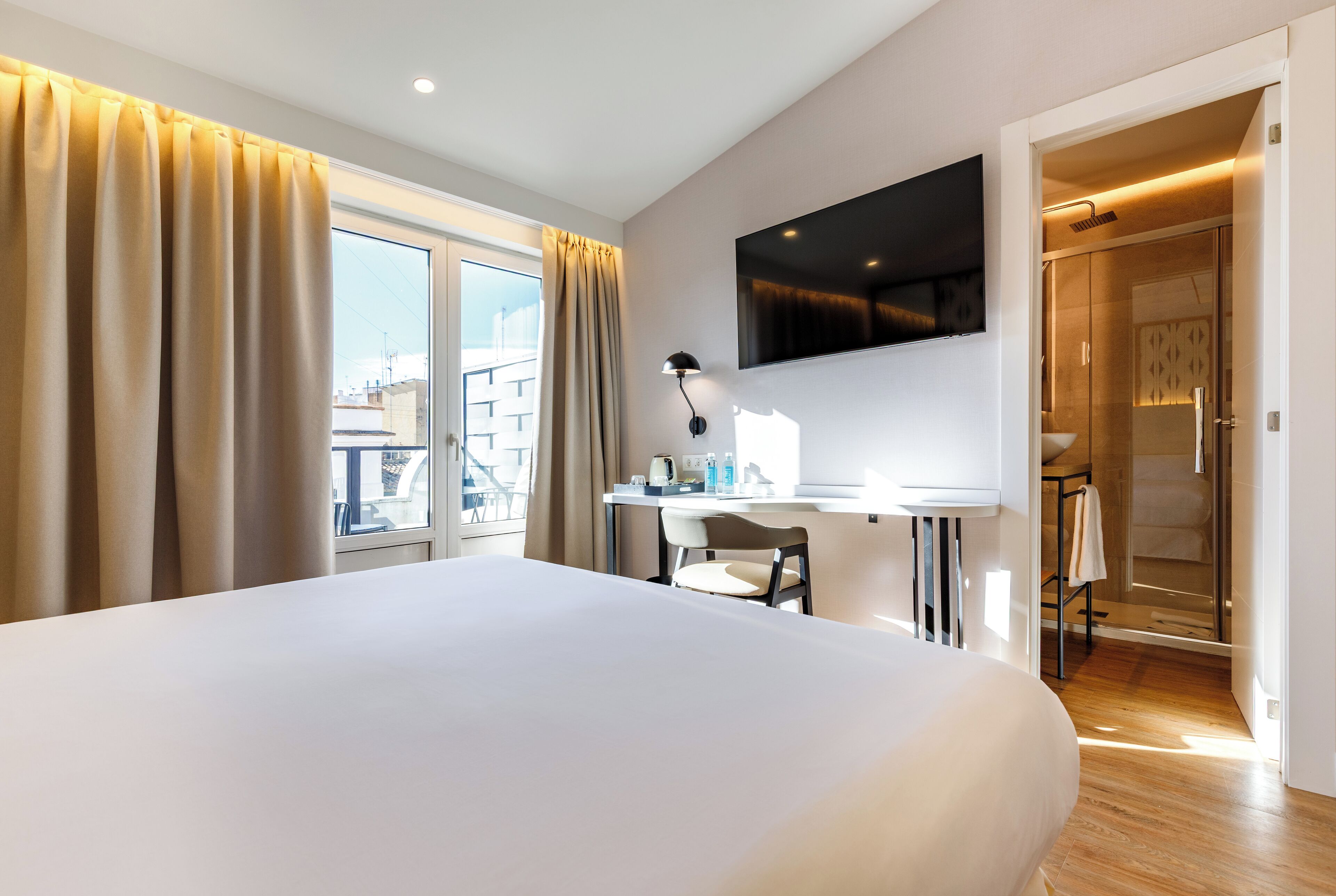 Quarto casal superior, terraço | Frigobar, cofres nos quartos, escrivaninha, cortinas blackout