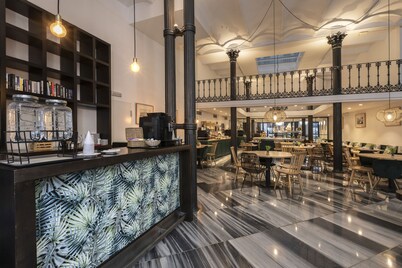 Petit Palace Plaza de la Reina Hotel