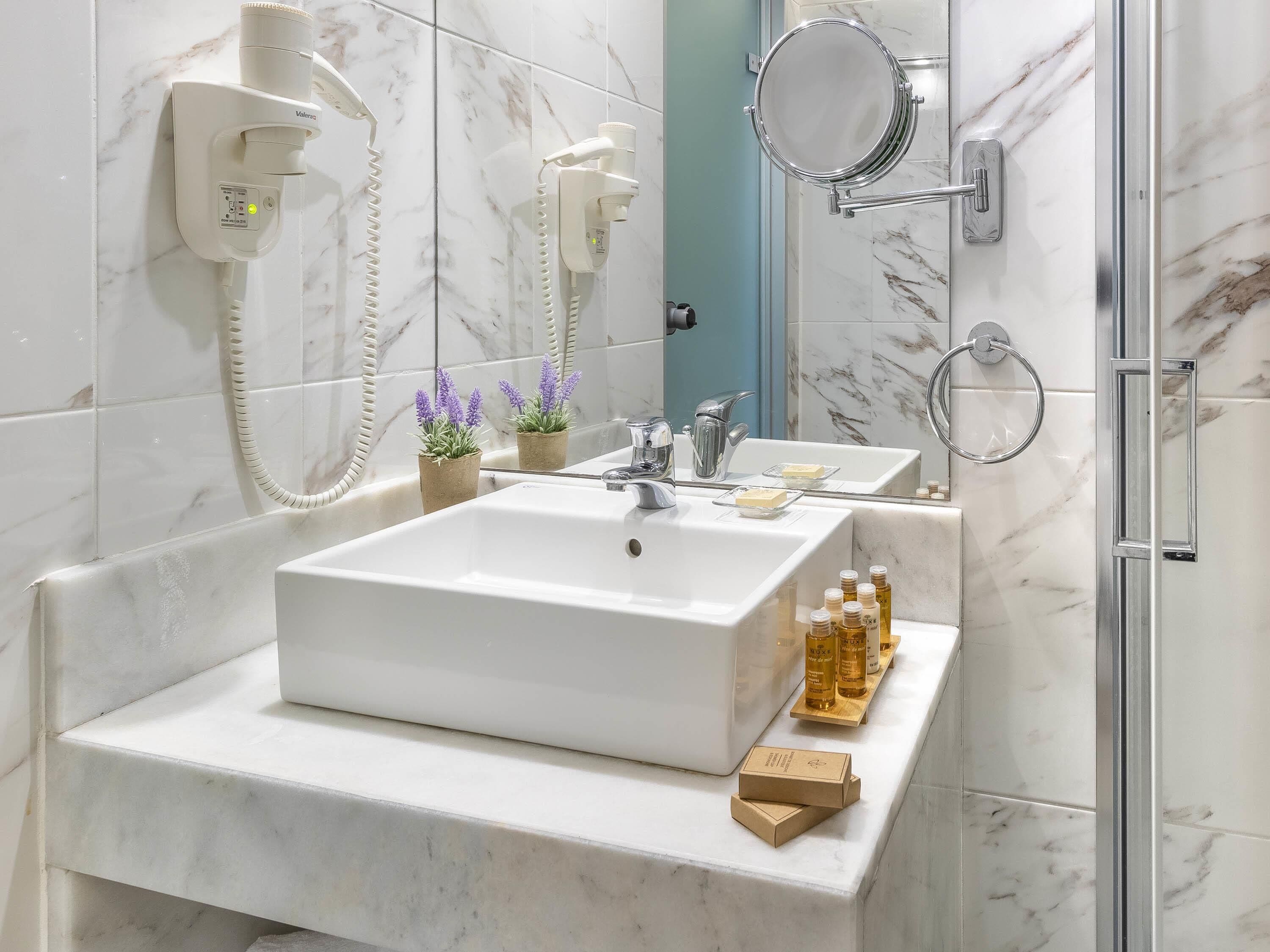 Habitación superior, varias camas, balcón | Ropa de cama de alta calidad, caja fuerte, escritorio