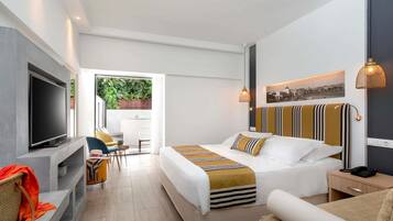 Junior suite, 1 kingsize bed met slaapbank, terras | Luxe beddengoed, een kluis op de kamer, een bureau, een laptopwerkplek