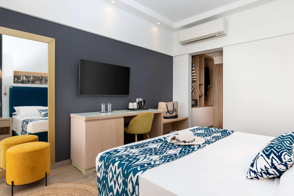 Premium bedding, in-room safe, desk, laptop workspace