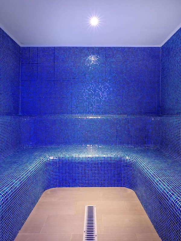 Couples treatment room(s), body treatments, deep-tissue massages
