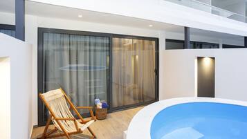 Luxe beddengoed, een kluis op de kamer, een bureau, een laptopwerkplek