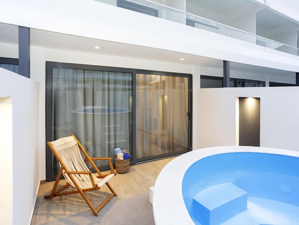 Premium bedding, in-room safe, desk, laptop workspace