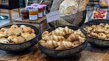 Daily buffet breakfast for a fee