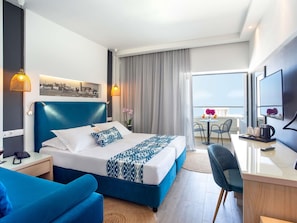 Premium bedding, in-room safe, desk, laptop workspace