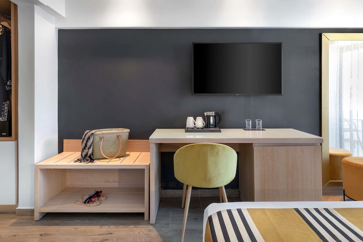 Superior kamer, meerdere bedden, balkon | Luxe beddengoed, een kluis op de kamer, een bureau, een laptopwerkplek