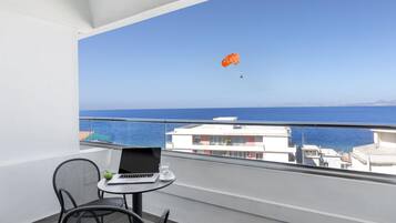 Privilege, Habitación, balcón, vistas al mar | Ropa de cama de alta calidad, caja fuerte, escritorio