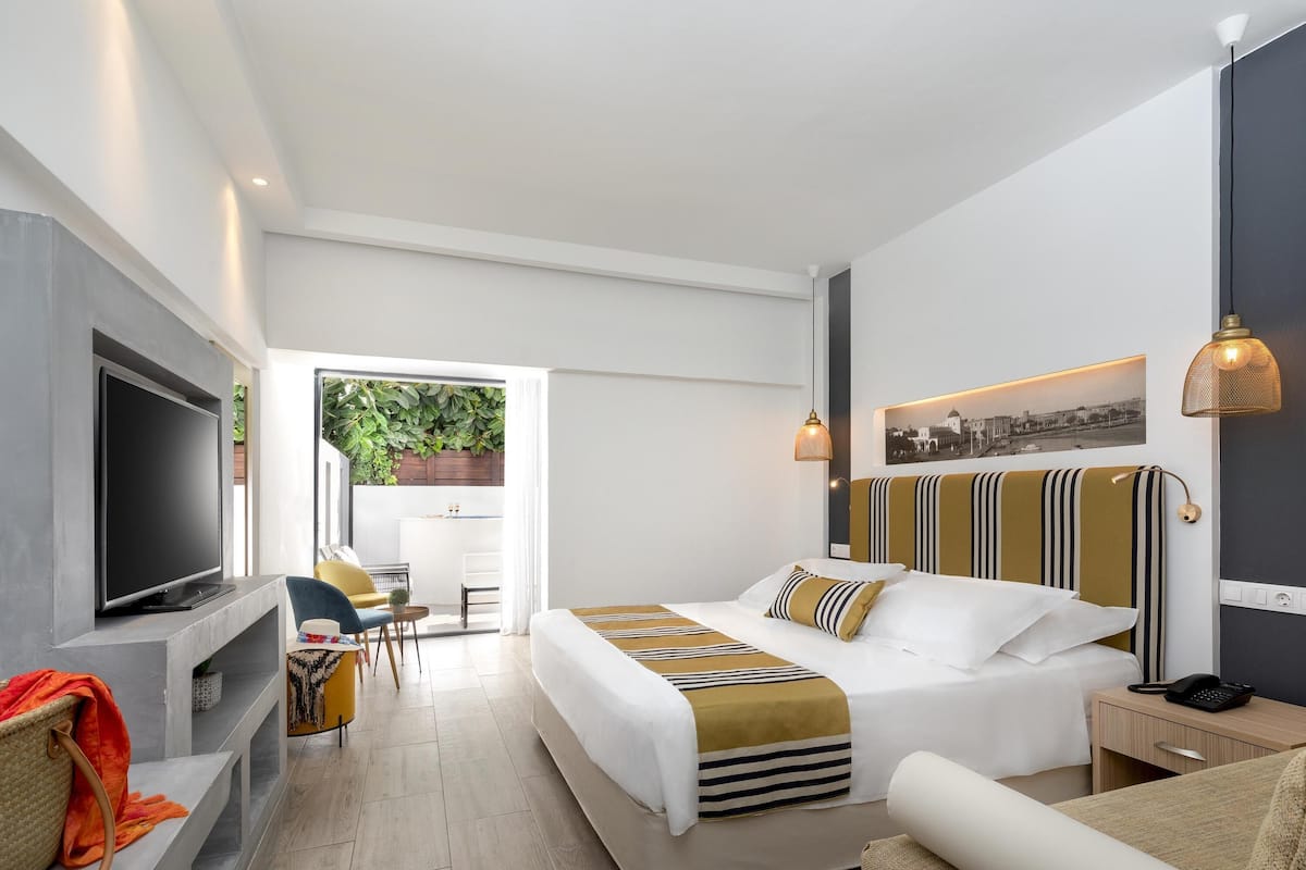 Ropa de cama de alta calidad y caja de seguridad en la habitación