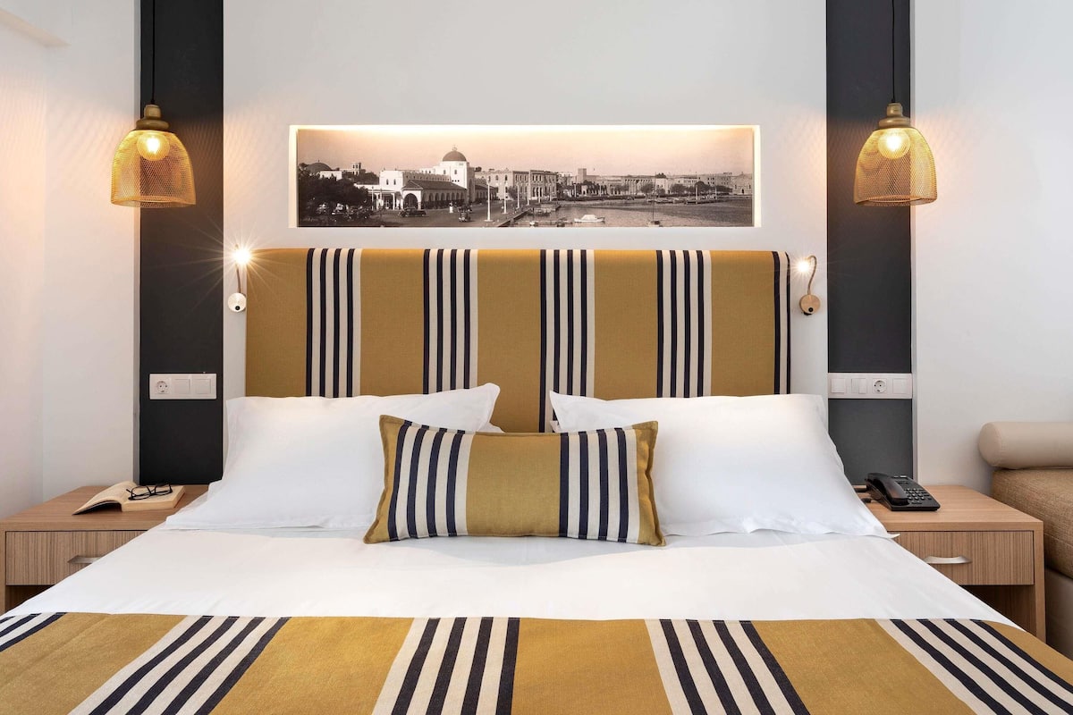 Luxe beddengoed, een kluis op de kamer, een bureau, een laptopwerkplek